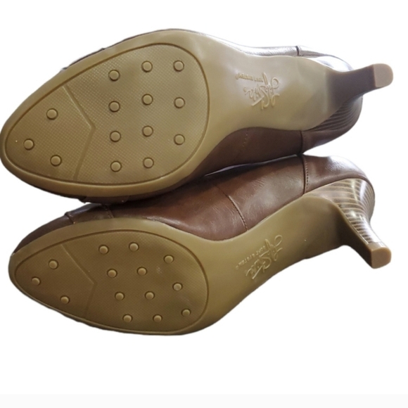Life Stride soft system brown buckle heels sz8M - Picture 5 of 8
